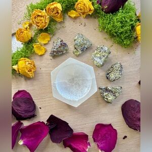 Selenite Bowl & Chalcopyrite  | Energy Cleansing